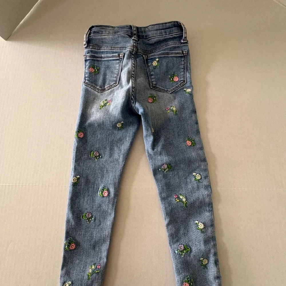GAP Kids Begging Denim High Rise With Embroidered‎ Flowers - Size 6.